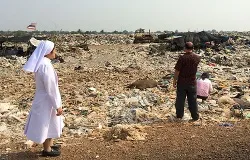 Sr. Mary Clare with volunteers at the landfill outside Lopburi, Thailand. ?w=200&h=150
