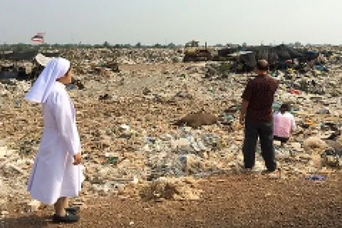 Sr Mary Clare and Volunteers at Landfill yard in Thailand Credit Antonio Gonsalves CNA CNA 3 14 14