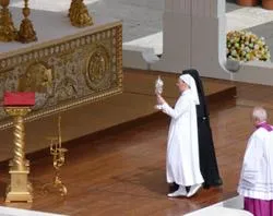 Sr. Simon-Pierre, who was cured of Parkinson's disease through Bl. John Paul's intercession, carries a relic of his blood during the beatification ceremony?w=200&h=150