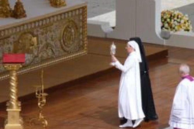 Sr Pierre carrying JP II relic CNA Vatican 6 14 11