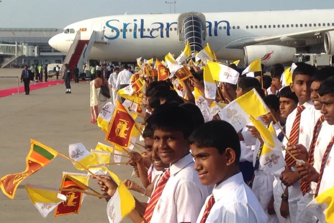 Sri Lankan kiddos at airport goodbye Catholic News Agency Credit Alan Holdren CNA 11415