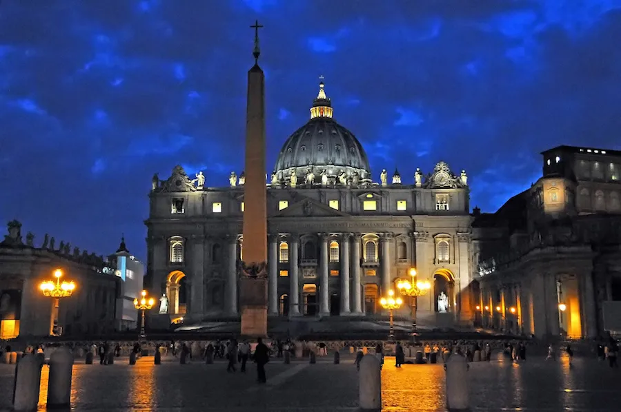St. Peter's Square by Dennis Jarvis via Flickr (CC BY-SA 2.0)?w=200&h=150