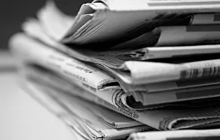 Stack of newspapers.   Jason de Villa via Flickr (CC BY-NC 2.0) black and white added CNA.