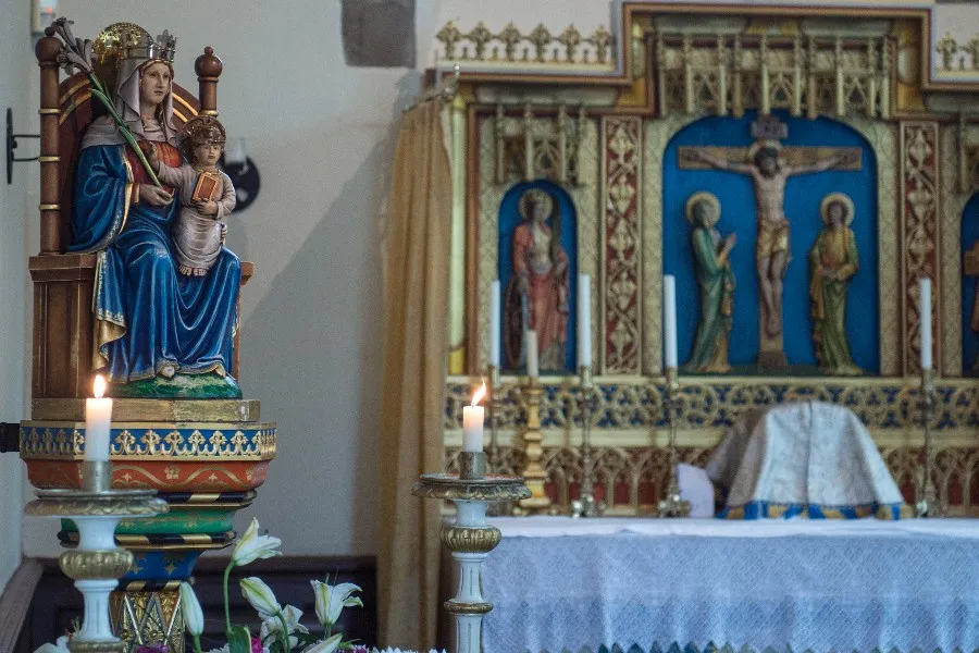The statue of Our Lady of Walsingham at the shrine in Norfolk, England. ?w=200&h=150