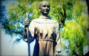 Statue of Fr Junipero Serra, Mission San Juan Bautista California.   Ramon Lomeli via Flickr (CC BY-NC-SA 2.0).
