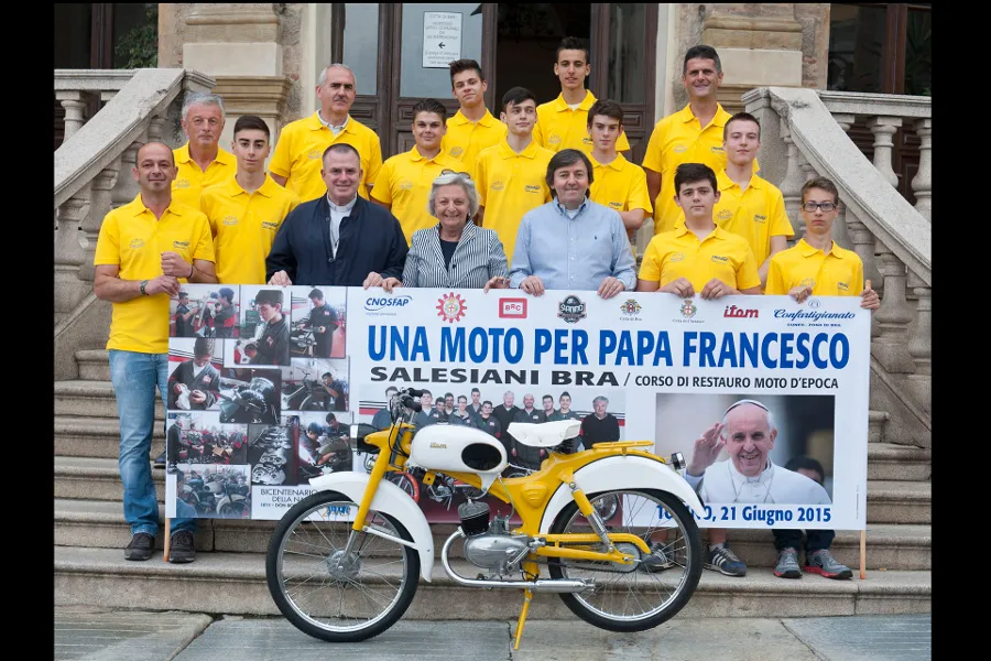 Students and teachers who helped restore the motorbike. ?w=200&h=150