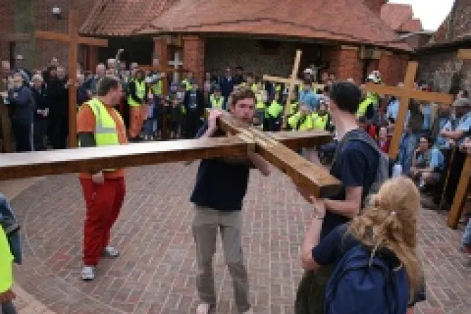 Students participate in the 2012 Cross pilgrimage in UK Courtesy of Angela Joyce CNA Catholic News 3 22 13