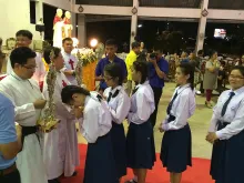 Students venerate the relics of St John XXIII and St John Paul II in Sriracha, Thailand, May 2015. 