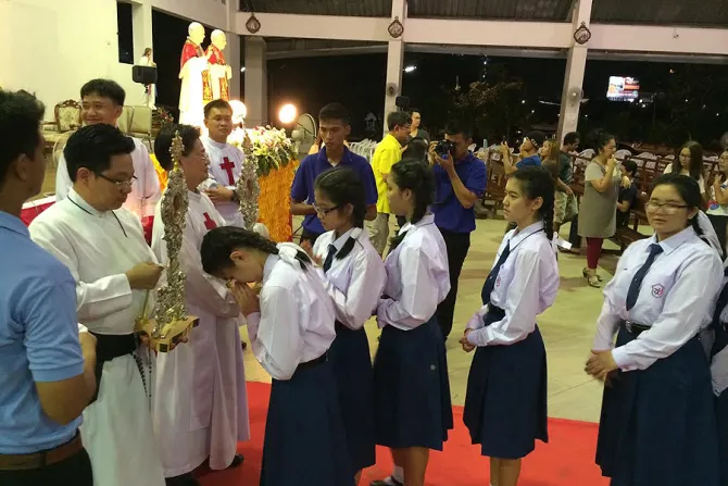 Students venerate the Sacred relics of St John XXIII and St John Paul II placed for veneration in Sriracha Thailand May 2015 Credit Antonio Gonsalves CNA 5 20 15