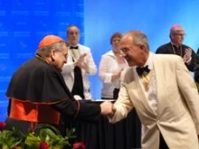 Supreme Knight Carl A. Anderson greets Cardinal Raymond Burke