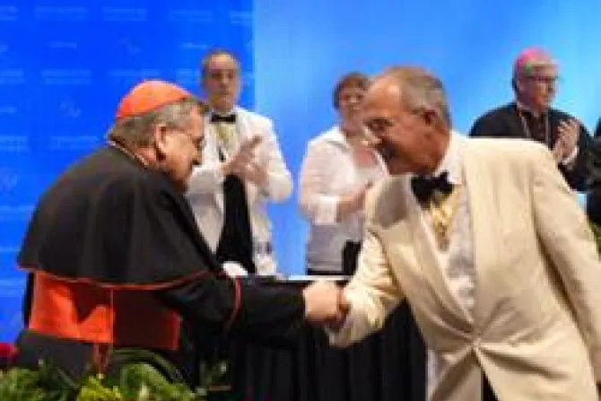 Supreme Knight Carl A  Anderson greets Cardinal Raymond Burke CNA US Catholic News 8 3 11