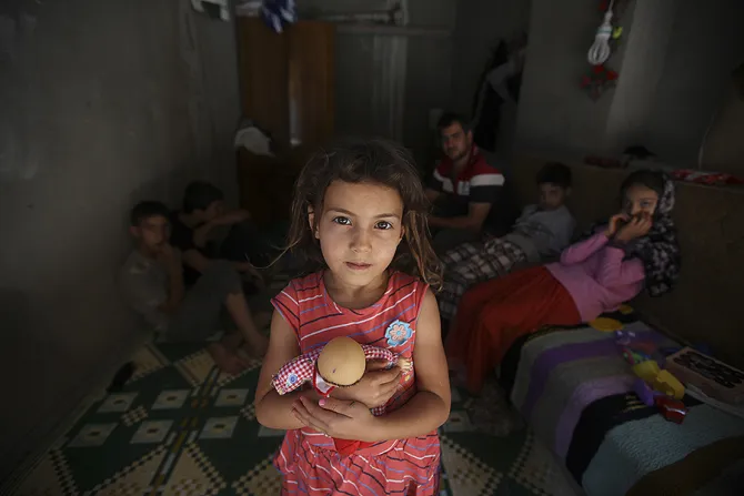 Syrian children family Credit kafeinkolik Shutterstock CNA