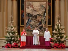 Pope Francis gives his Christmas ‘Urbi et Orbi’ blessing Dec. 25, 2020. Credit: Vatican Media.