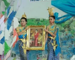 Thai students honor Queen Sirikit's birthday. ?w=200&h=150