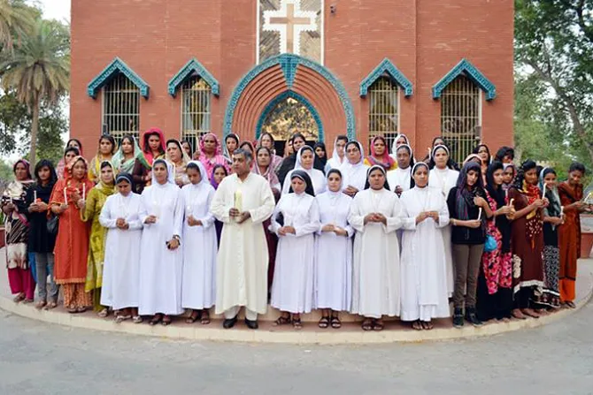 The Interfaith Womens group in Lahore held a candlelight prayer service for victims of violence in Iraq and Gaza Credit CFID Archdiocese of Lahore CNA 9 28 14
