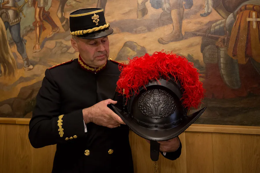 The Swiss Guards' new helmet is presented at a press conference. ?w=200&h=150