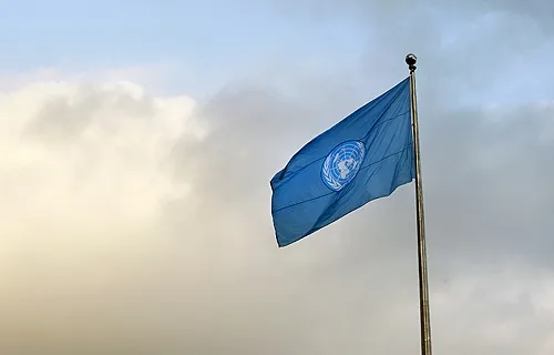 The United Nations flag flying outside its headquarters. ?w=200&h=150