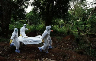 The operators in charge of burying the dead from Ebola in the cemetery set up in Kenema.   Luigi Baldelli via  Medici con l'Africa Cuamm/Flickr (CC BY-NC-SA 2.0).