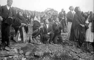 Crowds looking at the Miracle of the Sun, occurring during the Our Lady of Fatima apparitions. Public Domain.