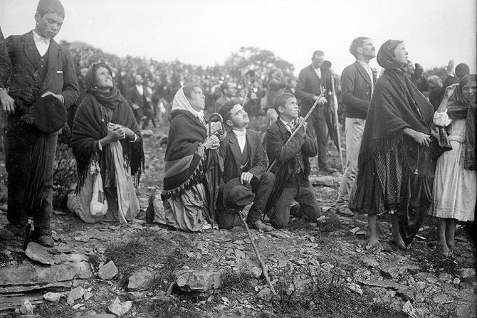 The crowd looking at  the Miracle of the Sun  occurred during the Our Lady of Fatima apparitions Public Domain CNA