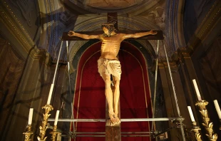The newly restored crucifix in Rome's Basilica of Santa Maria in Trastevere, Jan. 9, 2015.   Daniel Ibanez/CNA.