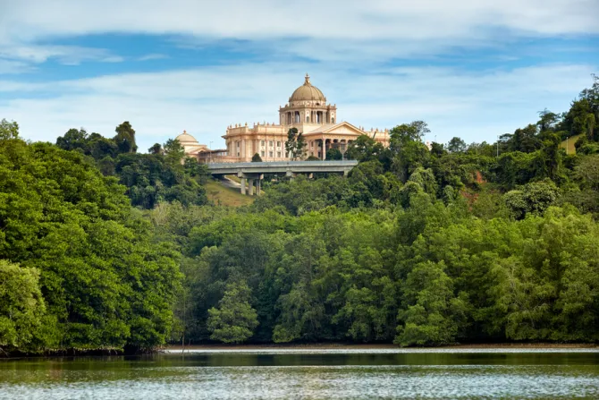 The palace of the sultan of Brunei in Bandar Seri Begawan Credit Truba7113 Shutterstock