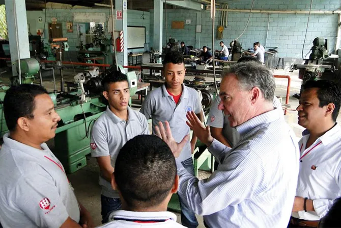 Tim Kaine at the Jesuit Technical School Loyala in El Progreso Honduras Credit Diario La Prensa wwwlaprensahn CNA