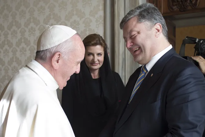 Ukrainian president Petro Poroshenko 4 meets with Pope Francis in Vatican City Nov 20 2015 Credit LOsservatore Romano CNA 11 20 15