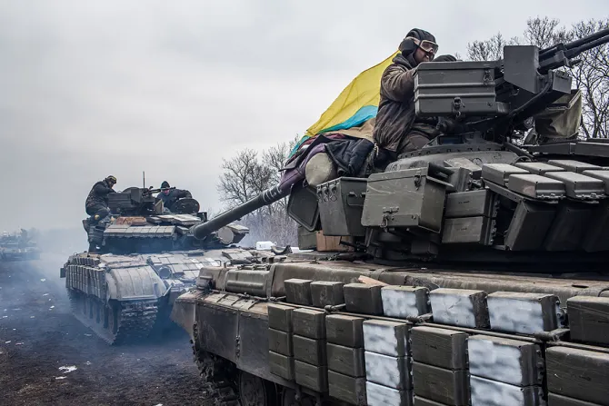 Ukrainian soldiers drive tanks along the road leading out of Debaltseve Feb 19 2015 in Artemivsk Ukraine Credit Brendan Hoffman Getty Images News Getty Images CNA 2 20 15