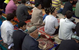 Uyghurs at a mosque in Kashgar, Xinjiang, China, September 2010. Preston Rhea via Flickr (CC BY-SA 2.0).