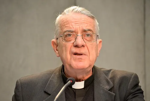 Vatican spokesman Fr. Federico Lombardi S.J. addresses journalists during a May 15, 2014 press conference. ?w=200&h=150