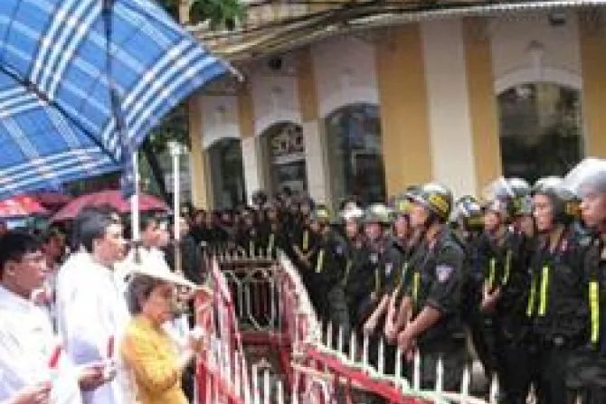 Vietnamese Catholics face off against police Credit VietCatholicNews CNA World Catholic News 8 17 11