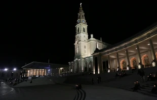 A vigil held outside the Sanctuary of Fatima, May 10, 2017.   Daniel Ibanez/CNA.