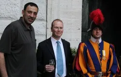 Vlade Divac poses with Corporal Urs Breitenmoser and an unnamed Swiss Guard (L to R) inside the barracks on April 18, 2013. ?w=200&h=150