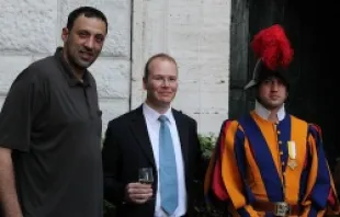 Vlade Divac poses with Corporal Urs Breitenmoser and an unnamed Swiss Guard (L to R) inside the barracks on April 18, 2013.   Stephen Driscoll/CNA.