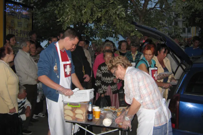 Volunteers distribute food in Ukraine in this undated photo Credit Aid to the Church in Need CNA 12 17 14