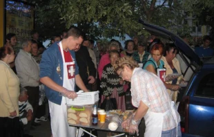 Volunteers distribute food to Ukrainians displaced from their homes by the violence.   Aid to the Church in Need.