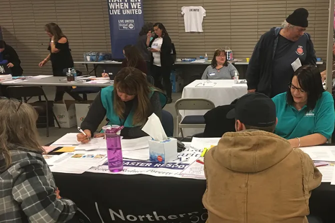 Volunteers from the Northern Valley Catholic Social Service assist victims of the Camp Fire credit Catholic Charities of Sacramento CNA