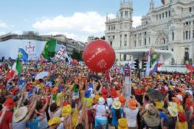 WYD pilgrims in Cibeles square CNA340x269 World Catholic News 8 19 11