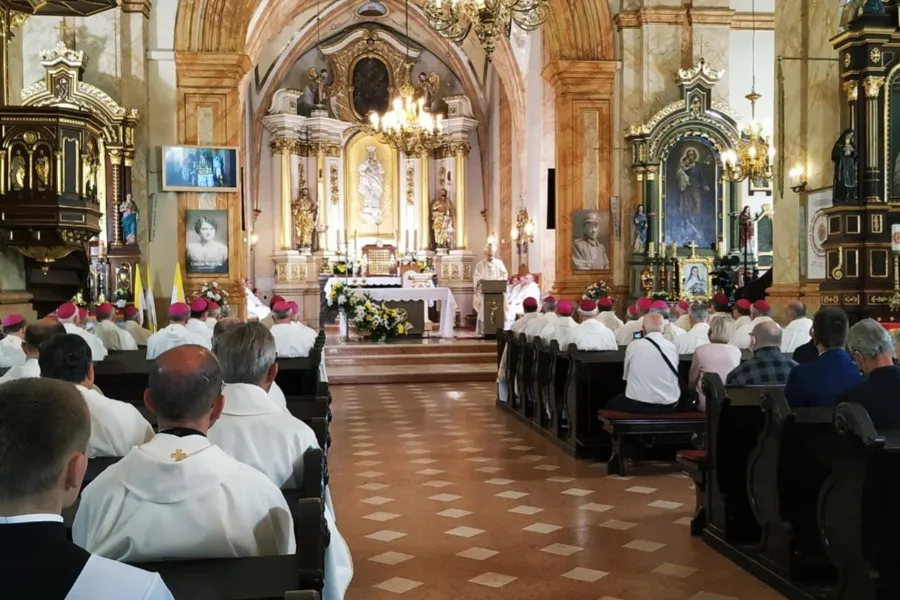  Poland’s bishops celebrate Mass at the Basilica of the Presentation of the Blessed Virgin Mary in Wadowice June 15, 2020. Courtesy of the Press Office of the Polish Bishops’ Conference?w=200&h=150