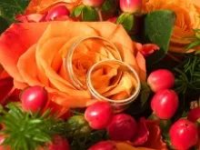 Wedding rings and Flowers by Alena Kratochvilova  (CC0 1.0).