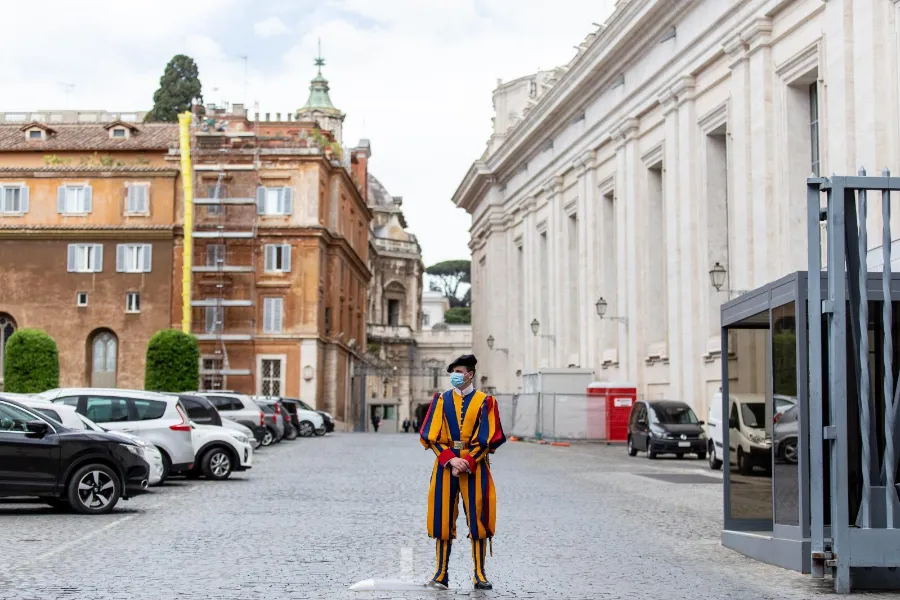 A Swiss Guard in Vatican City. Credit: Daniel Ibáñez/CNA.?w=200&h=150