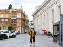 A Swiss Guard in Vatican City. Credit: Daniel Ibáñez/CNA.