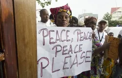 Women carry placards with messages of peace during a UN visit in DRC, May 23, 2013. ?w=200&h=150