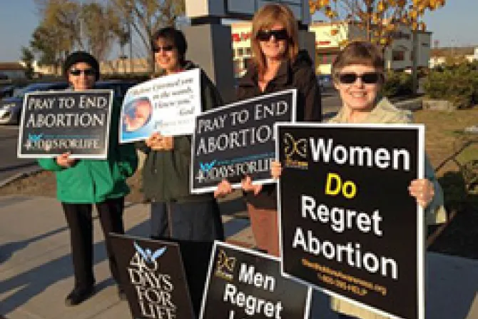Women pray outside an abortion clinic in Albany New York Credit 40daysforlifecom CNA US Catholic News 11 8 11
