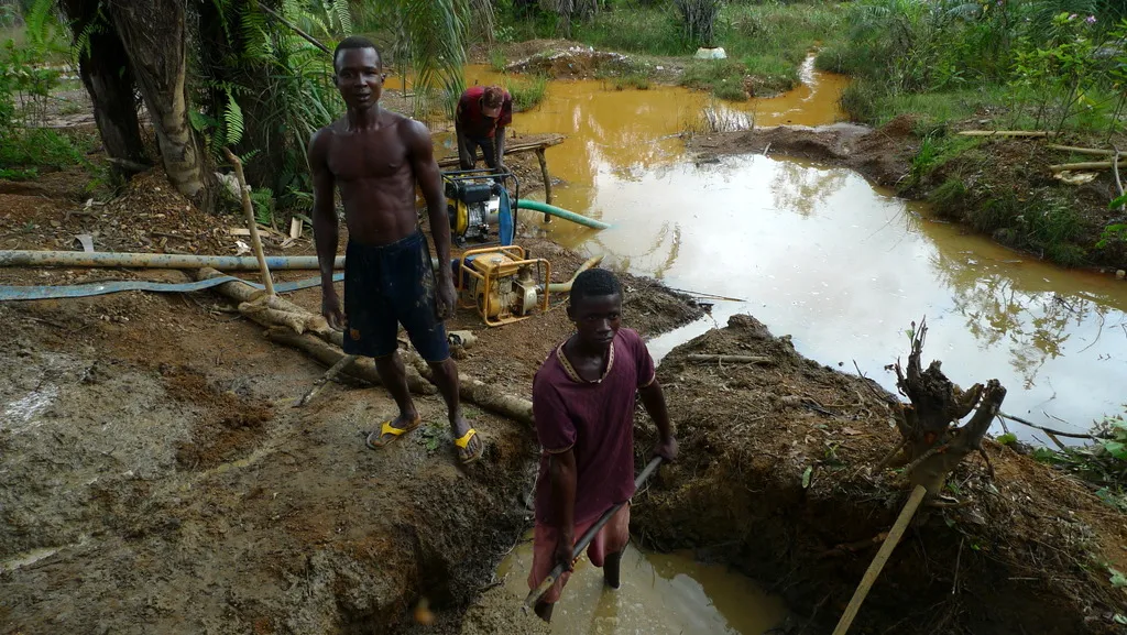 Workers at a gold mine in Liberia, September 2011. ?w=200&h=150