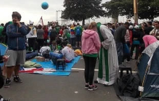 World Youth Day pilgrims in Rio de Janeiro receiving the sacrament of Confesion.   Walter Sanchez Silva/CNA.