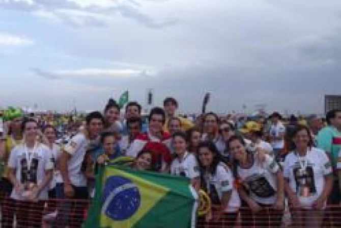 Youth attend a Vigil at Cuatro Vientos during WYD2011 2 CNA340x269 World Catholic News 8 20 11