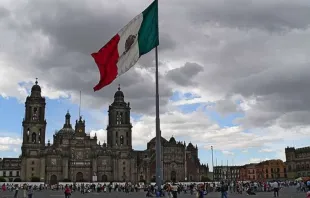 Flag of Mexico. Sault Trabanca via Flickr cc by nc sa 2.0