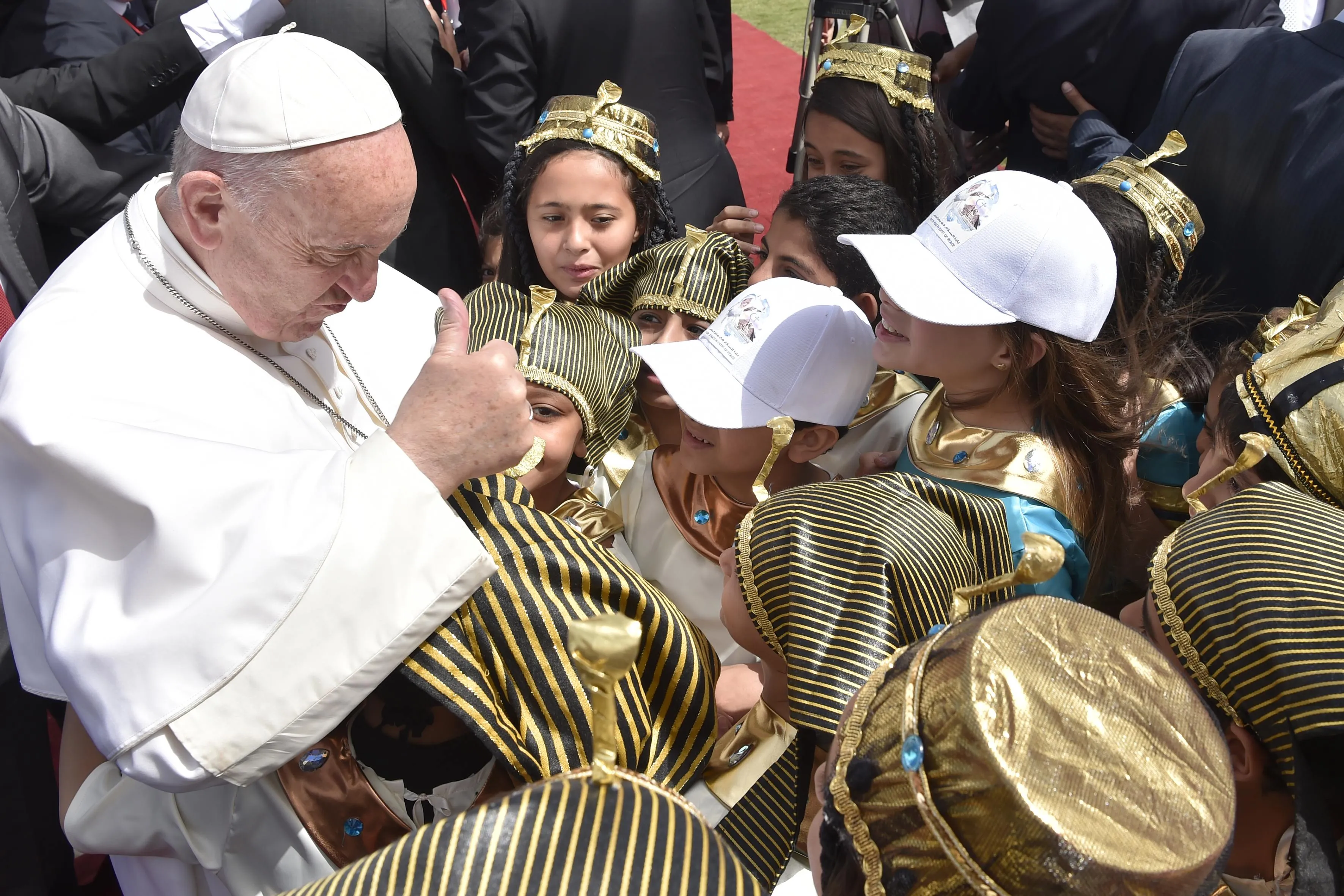 Pope Francis greets pilgrims in Cairo, Egypt, April 29, 2017. ?w=200&h=150
